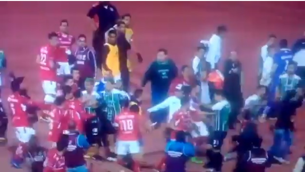 Pelea en el partido de los Mineros de Zacatecas 