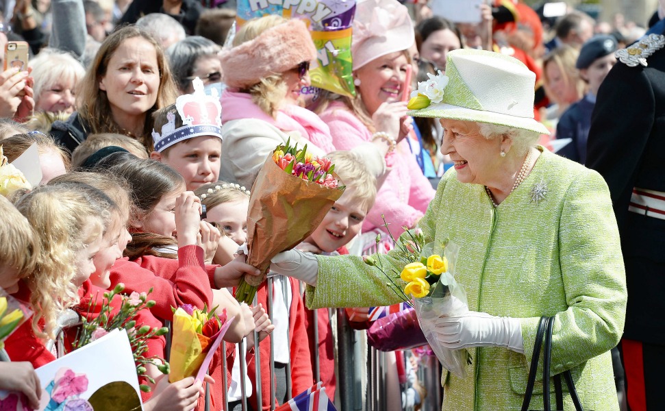 La reina recibió varios regalos de parte de las personas que la esperaban en las calles. 
