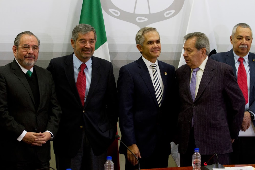Salvador Vega y León, rector de la UAM; Juan Ramón de la Fuente, ex rector de la UNAM; Miguel Ángel Mancera, jefe de Gobierno; Porfirio Muñoz Ledo, de