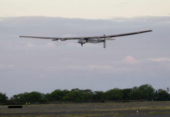 El avión Solar Impulse 2, pilotado por el suizo Bertrand Piccard, despega del aeropuerto de Kalaeloa, en Hawai