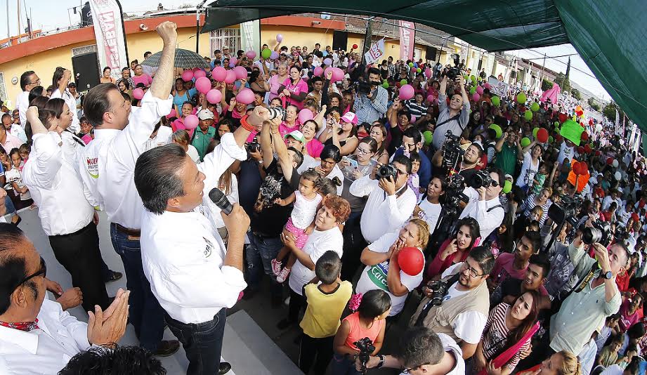César Camacho acompañó a Esteban Villegas en colonias de Durango.