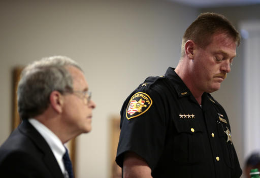 Charles Reader, sheriff del condado de Pike, emocionado ante la prensa al revelar que conoce a la familia asesinada, en Piketown, Ohio