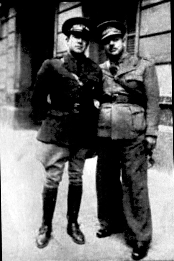 Siqueiros en Andalucía, con su impecable uniforme austriaco.