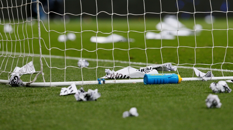 Aficionados al Aston Villa externaron su molestia por el descenso del equipo