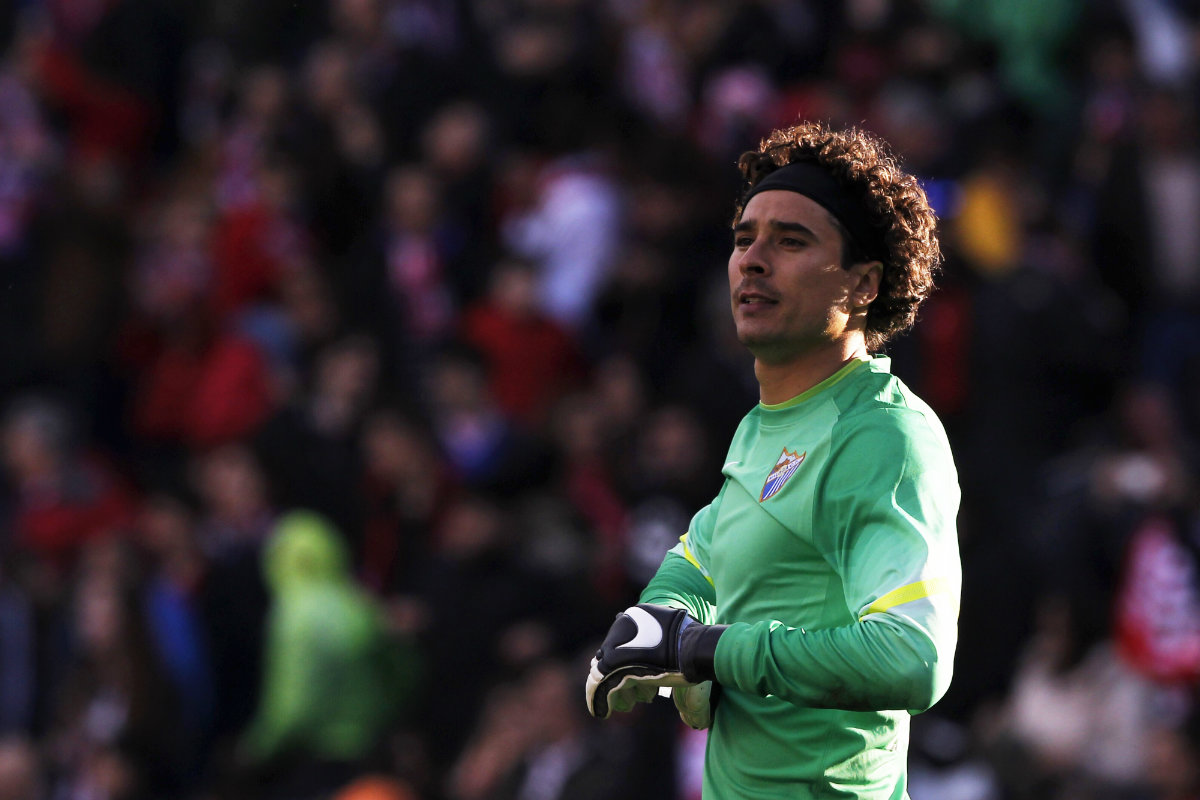 Guillermo Ochoa durante el encuentro ante el Atlético de Madrid