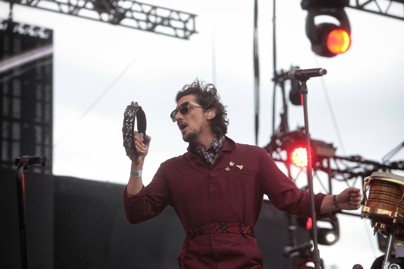 León Larregui interpretó sus éxitos, paseando de lado al lado del escenario. 