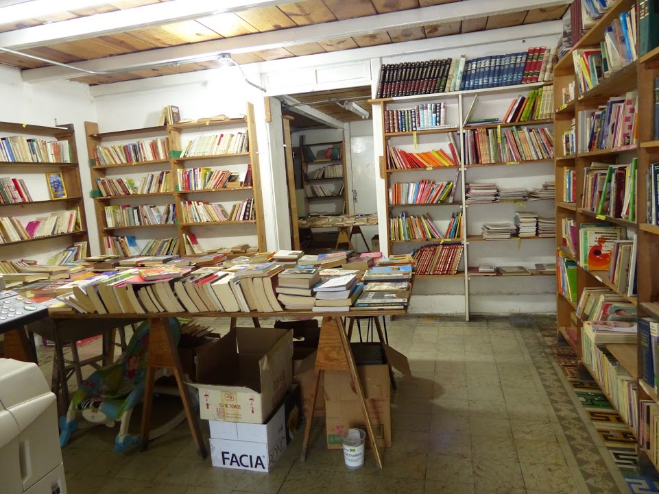 Magdalena Woo, encargada de la Librería de Usado, habló sobre la vida de su negocio, que tiene ya varias décadas.
