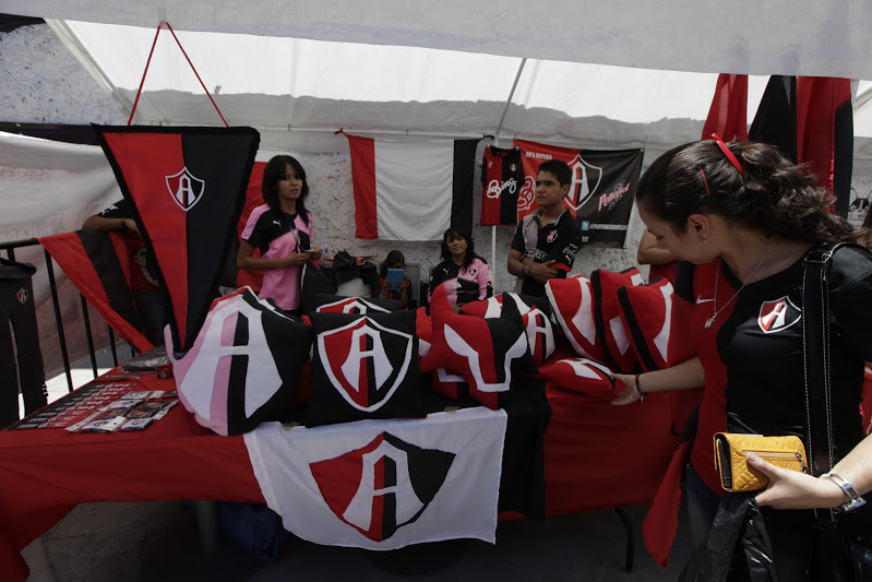 Aficionados de Atlas asisten a Expo Fiel Rojinegra.