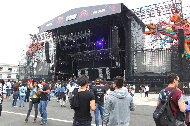 Los asistentes muestran su emoción en la segunda jornada del Vive Latino. 