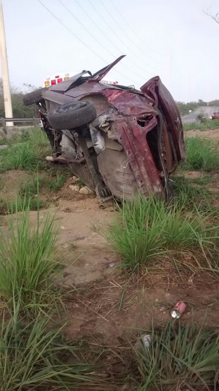 Coche volcado en el corredor Urbano Luis Donaldo Colosio.