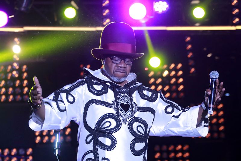 El cantante africano. 