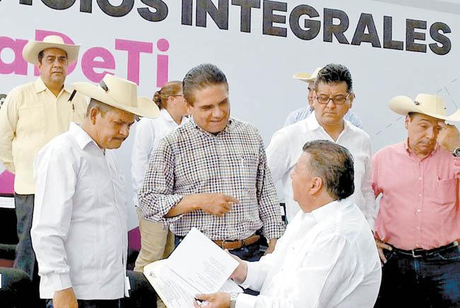 El gobernador (de camisa a cuadros) puso en marcha caravanas de servicios integrales en Cenobio Moreno. 
