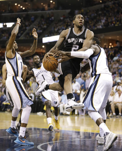Kawhi Leonard en el momento en el que es fauleado 