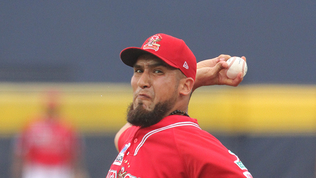 Leo Medrano, pitcher de los Rojos del Águila