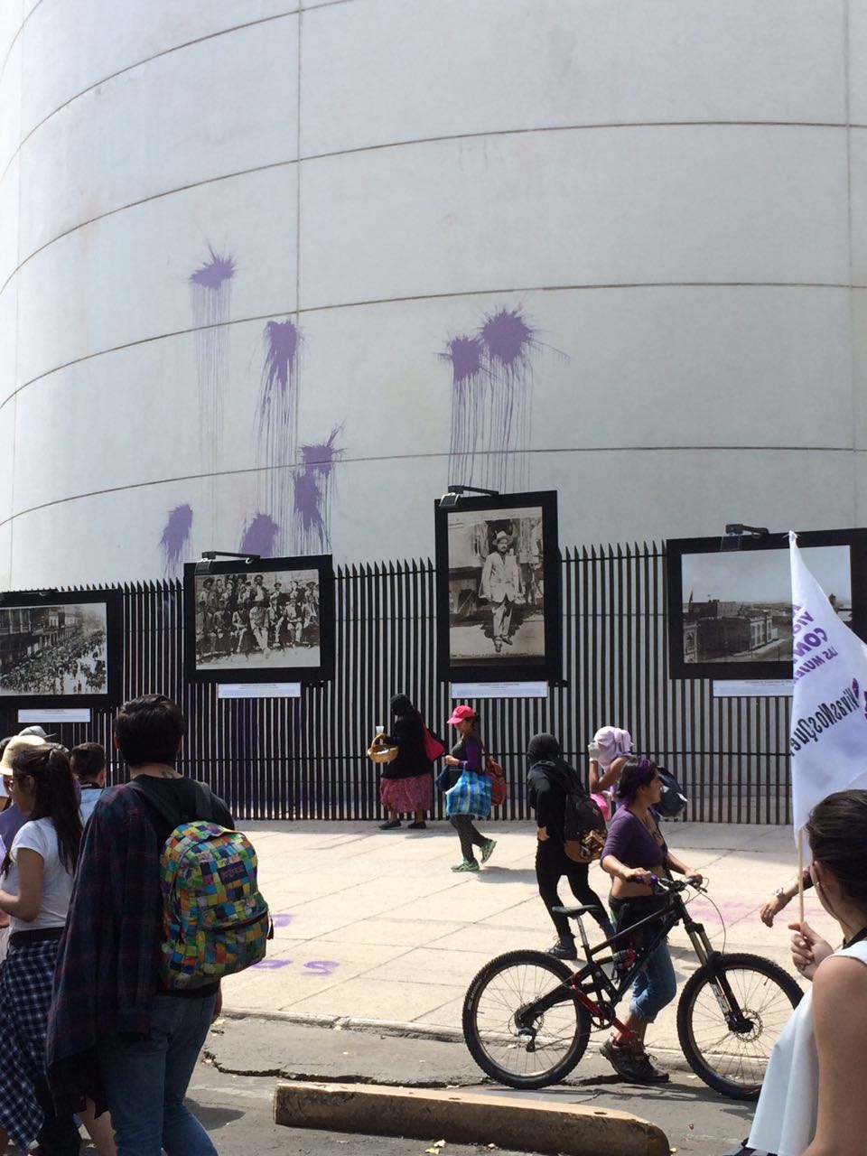 Algunas de las manifestantes lanzaron pintura morada a la sede del Senado.