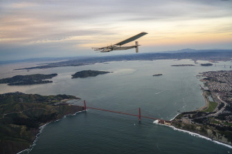 El avión Solar Impulse 2, sobrevolando el puente Golden Gate de San Francisco, en la última etapa de su viaje desde Hawai