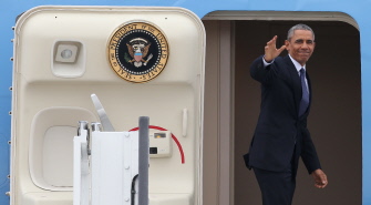 Barack Obama saluda al abordar el Air Force One en el aeropuerto Langenhagen, cerca de Hanover, en el centro de Alemania
