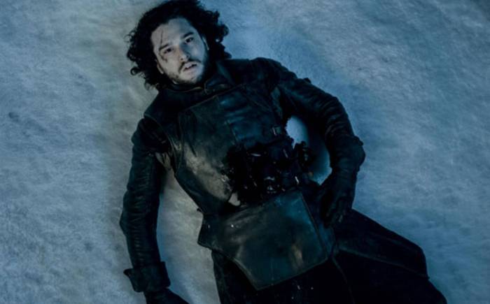 En el último episodio de la quinta temporada de la serie de HBO, Jon Snow fue apuñalado y dejado por muerto. 