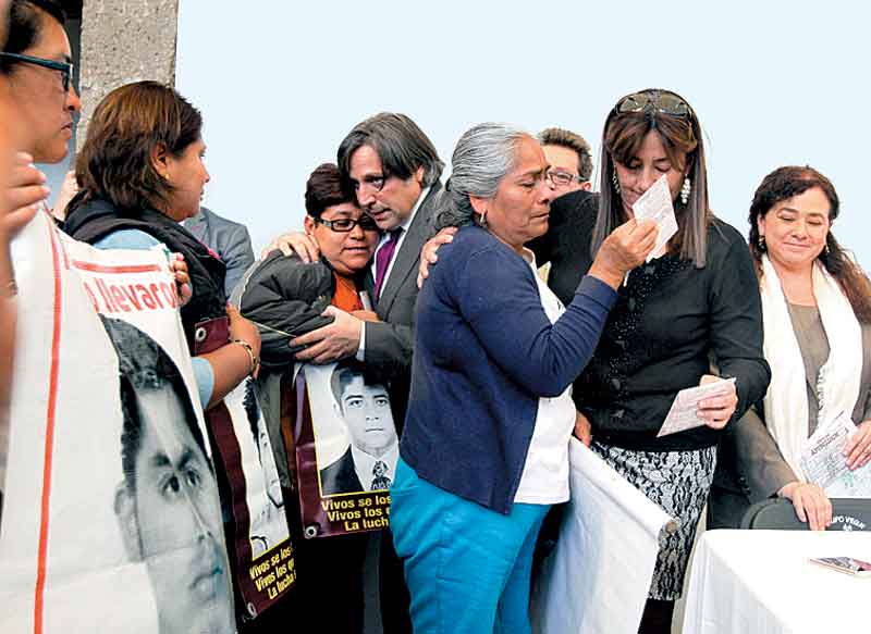 Familiares de los 43 desaparecidos se despiden de los expertos.