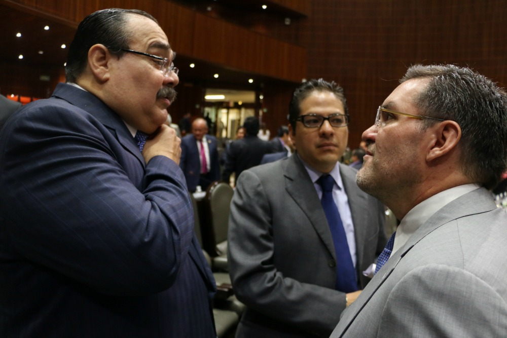 Jorge Carlos Ramirez Marín, del PRI, platica con Federico Doring, diputado del PAN.