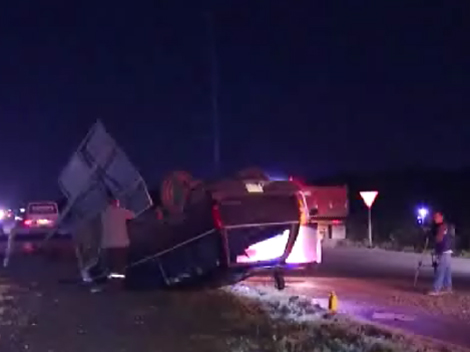 La camioneta quedó volcada en el camellón central. 
