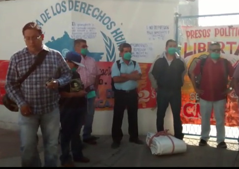 Los maestros comenzaron su ayuno-huelga de hambre. 