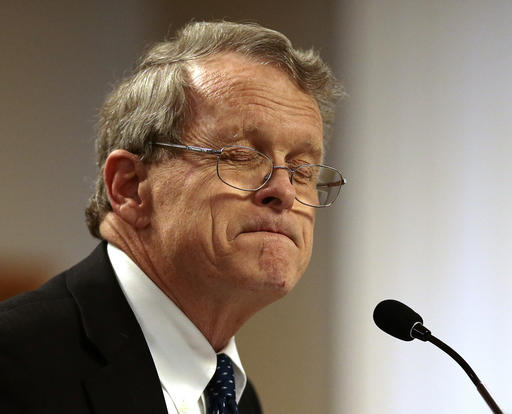 Mike DeWine, fiscal general de Ohio, duda antes de responder a una pregunta sobre la escena del crimen, hoy en Piketon