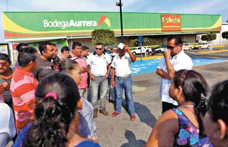 Mototaxistas realizan una asamblea afuera del súpermercado.