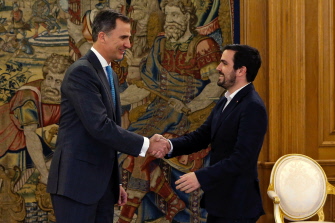 El rey Felipe VI saluda a Alberto Garzón, líder de Izquierda Unida, antes de su entrevista en el palacio de La Zarzuela, en Madrid