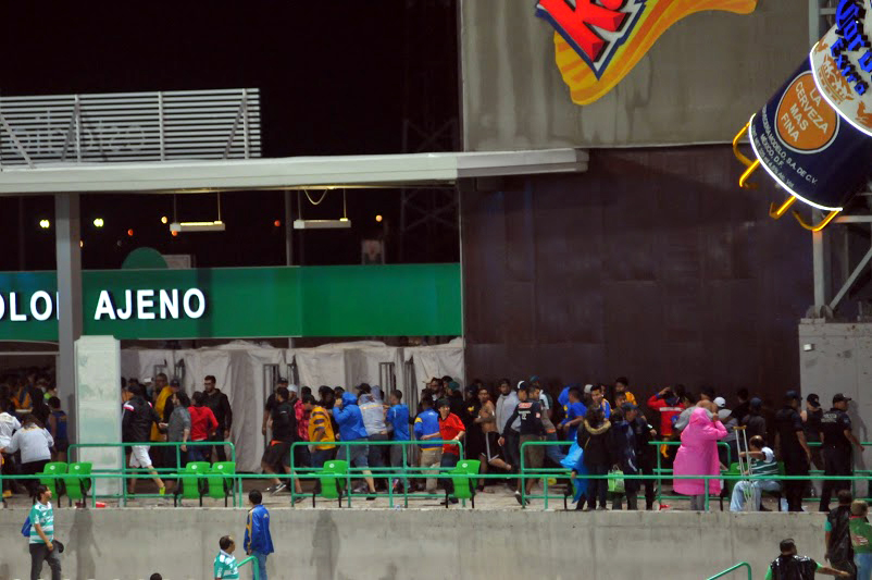 Riña entre aficionados de Santos y de Tigres dejó 22 personas detenidas.