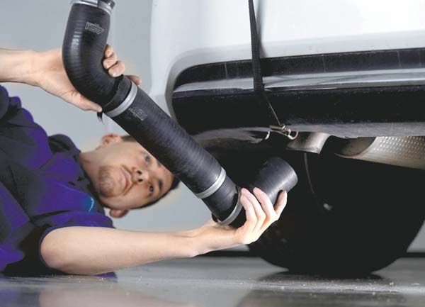 Un trabajador coloca la pieza para permitir la prueba de contaminantes.