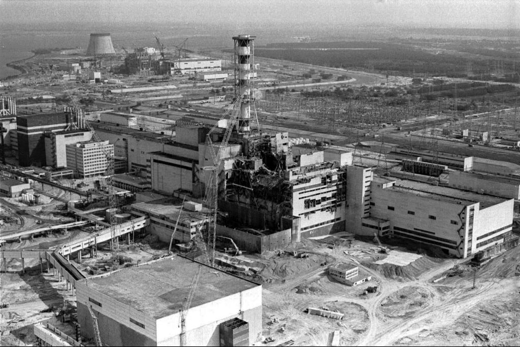 El accidente nuclear de Chernóbil ocurrido el  26 de abril de 1986,   causó  la muerte de 31 personas y la evacuación repentina de 116 mil personas pr