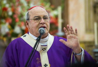 El cardenal cubano Jaime Ortega oficia una misa en la iglesia de San Lázaro en El Rincón, a 25 km de La Habana, el 17 de diciembre de 2013