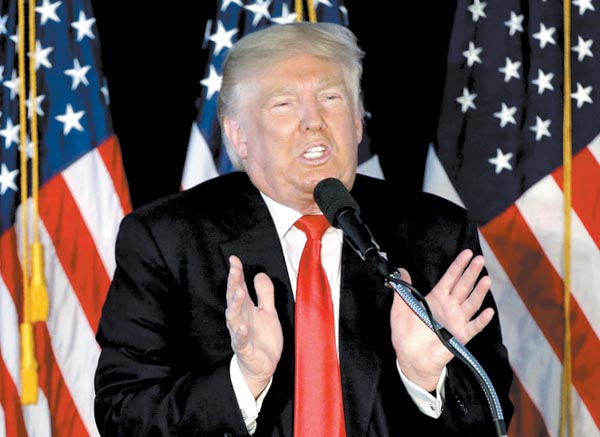 Donald Trump fustigó a sus rivales en Twitter y en un acto público.
