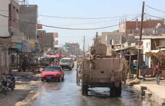 Fuerzas leales al presidente yemení, apoyado por Arabia Saudí, patrullan una calle en la ciudad sureña de Lahj 