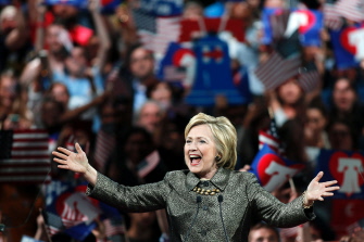 Hillary Clinton se dirige a sus seguidores durante un acto de noche de primarias en Filadelfia, donde celebró sus victorias de hoy 