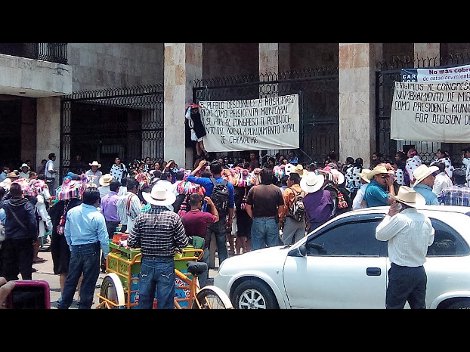 Indígenas chamulas mantienen sitiado el Palacio Legislativo y ninguna autoridad del gobierno de Chiapas se ha presentado a negociar con los inconforme