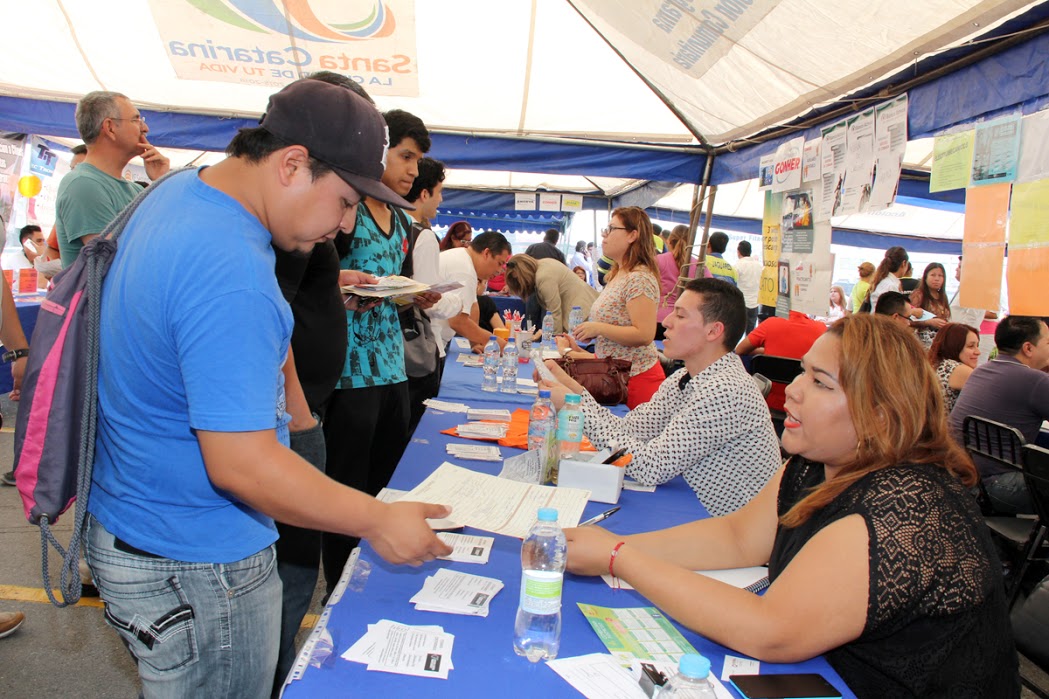 Los interesados empezaron a llegar para llenar formas y poder tener una plaza laboral. 