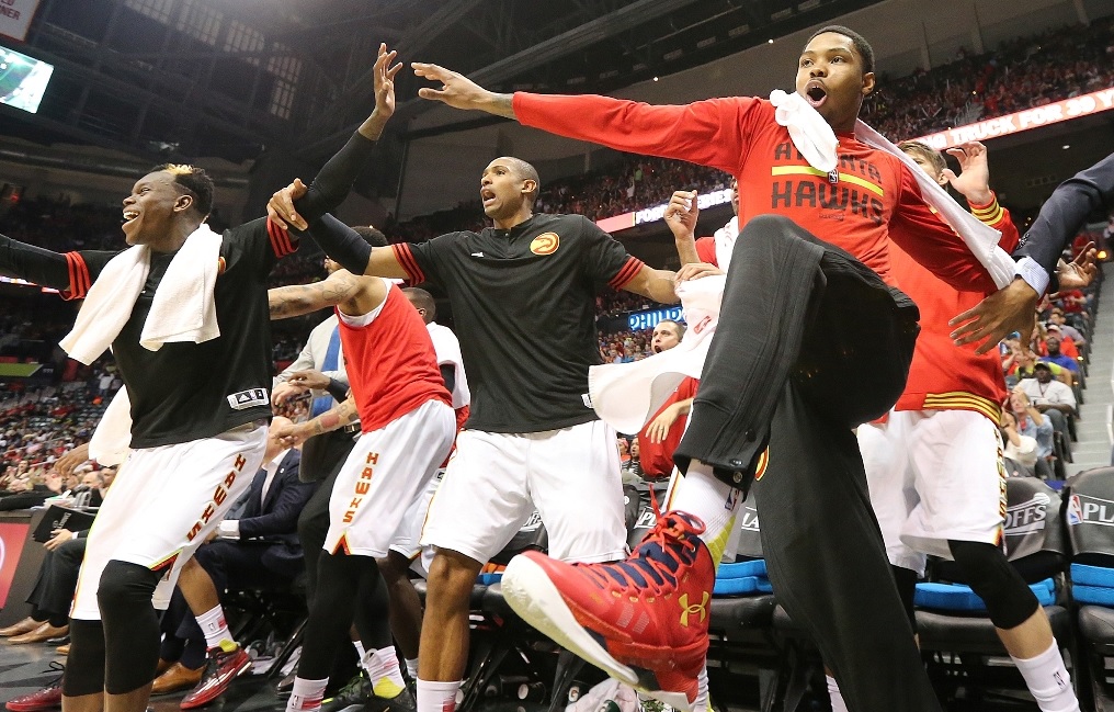 Jugadores de Atlanta celebran el triunfo ante Boston