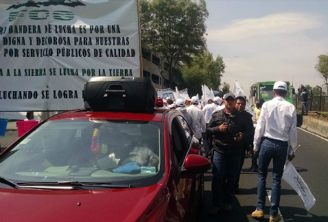 Una marcha del Frente de Organizaciones Sociales va por San Antonio Abad, donde 3 de 4 carriles han sido bloqueados, y se dirige hacia inmediaciones d