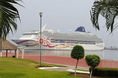 El Norwegian Pearl, que arribó con 3 mil 349 personas, cuenta con un itinerario de 16 días, que incluye Miami, puertos mexicanos y concluirá en Los Án