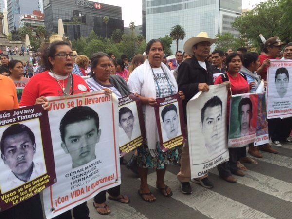 Padres de los normalistas encabezan la marcha.
