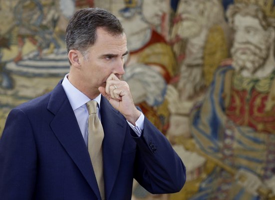 El rey Felipe VI llamó a nuevas elecciones parlamentarias debido a la falta de acuerdos para formar un nuevo gobierno.