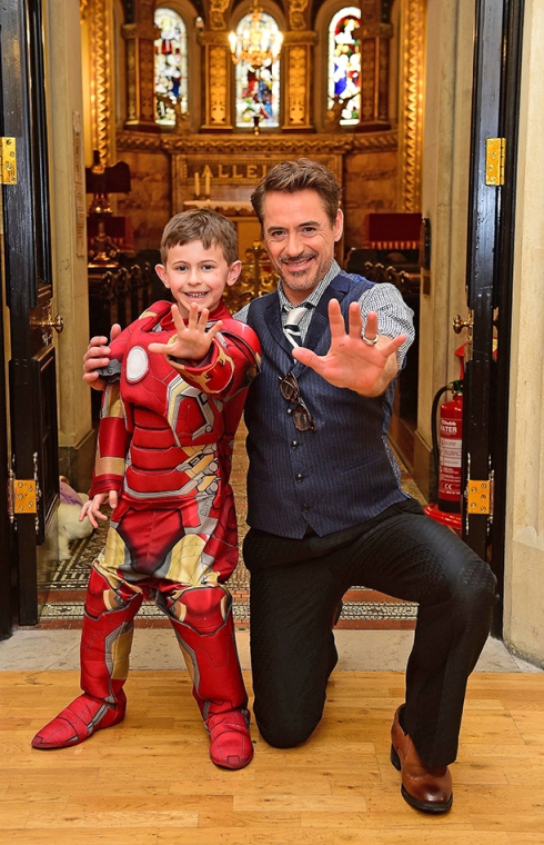 Robert Downey Jr. junto al niño Ethan Miller, de 7 años. 