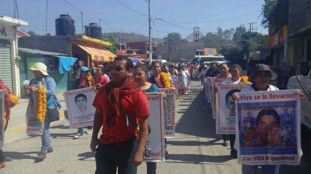 El abogado de los padres de los 43, Vidulfo Rosales, encabeza la marcha con dirección a la normal de Ayotzinapa. 