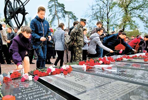 Ciudadanos ucranianos recordaron ayer a sus familiares fallecidos en abril de 1986.