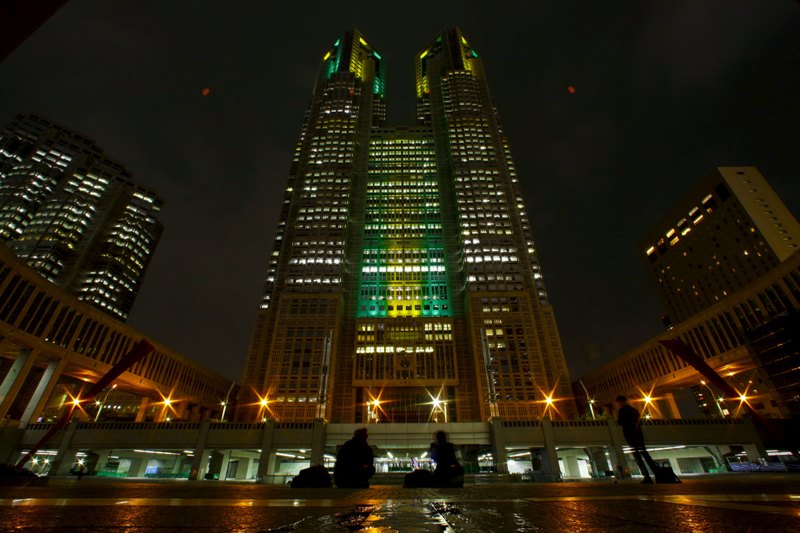 Edificio del gobierno municipal de Tokio con los colores de Brasil.