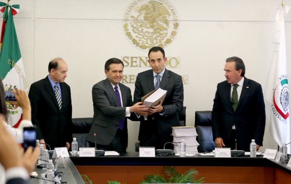 La entrega formal de los textos del TPP estuvo a cargo del secretario de Economía.