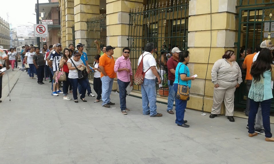 Largas filas fuera del  edificio del SAT.