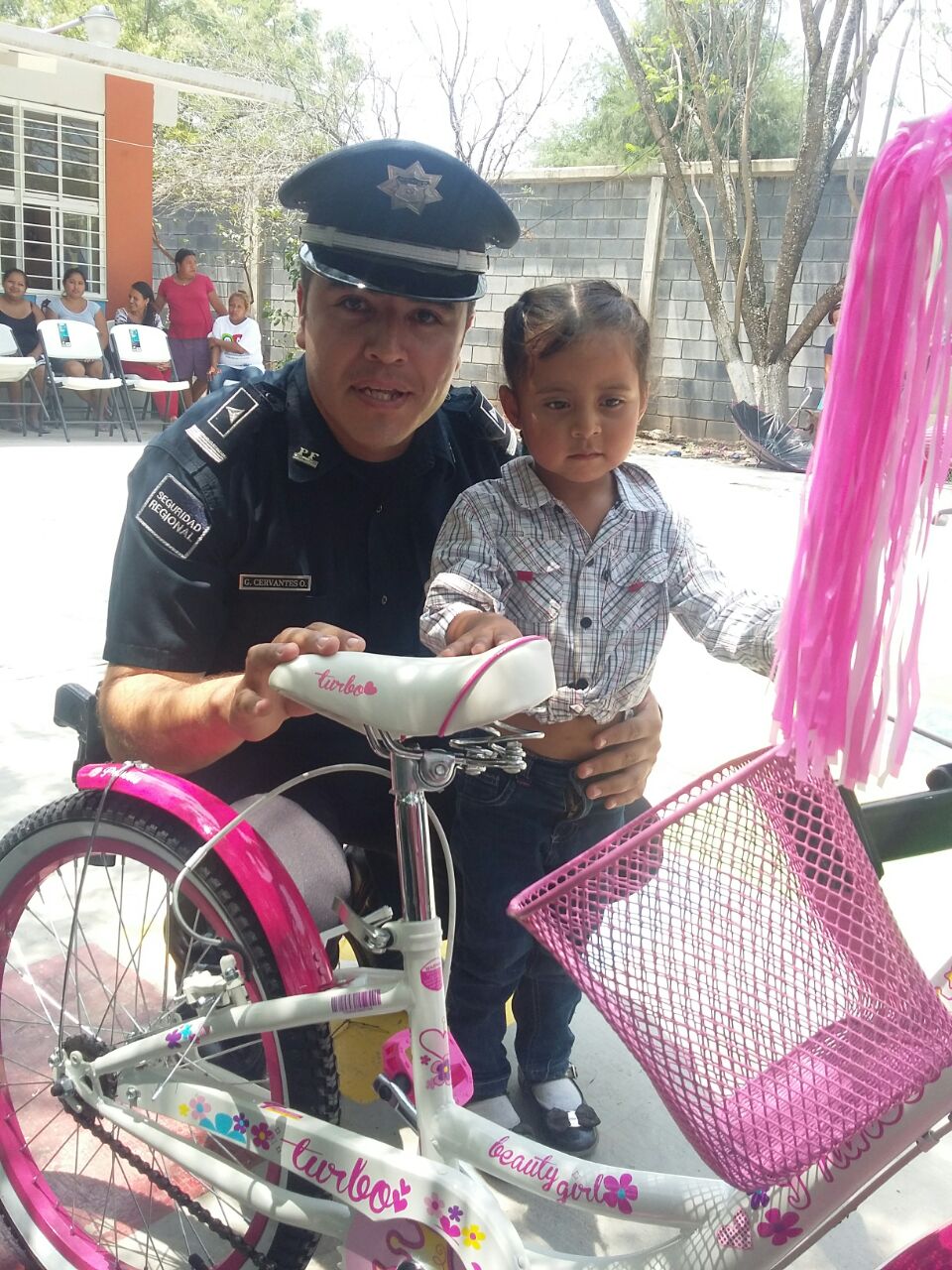 Un policía federal posa con una festejada.